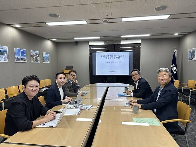지난 28일 한미글로벌, M3시스템즈, 밸류맵 관계자들이 MOU 후 회의를 진행하고 있다. / M3시스템즈 제공