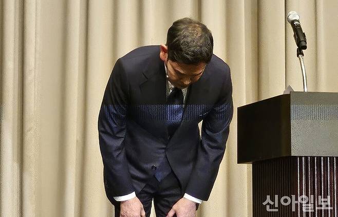 지난 26일 진행된 기자회견에서 스타벅스 논란에 대해 고개 숙여 사과하는 정용진 신세계그룹 회장. [사진=김소희 기자]