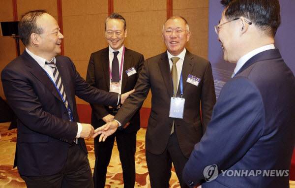 지난 1월 5일 중국 베이징 조어대에서 열린 한·중 비즈니스포럼에서 정의선 회장이 쩡위췬 CATL 회장(왼쪽)과 대화하고 있다(사진=연합뉴스)
