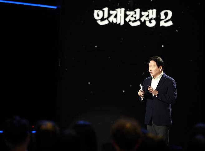 최태원 SK그룹 회장 겸 대한상공회의소 회장이 지난 28일 'KBS 다큐 인사이트 - 인재전쟁2 : 최태원에 대답' 에 출연해 강연을 진행하고 있다.