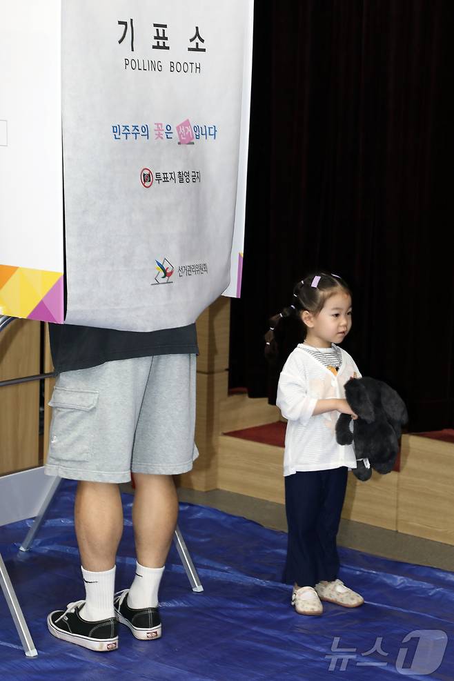 제9회 전국동시지방선거 사전투표 첫날인 29일 오전 제주도의회 의원회관 1층 대회의실에 마련된 제주시 연동 사전투표소에 유권자들의 발길이 이어지고 있다. ⓒ 뉴스1 오미란 기자