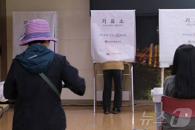 제9회 전국동시지방선거 사전투표 첫날인 29일 제주시 용담2동 주민센터 사전투표소에서 유권자들이 투표에 참여하고 있다.2026.5.29 ⓒ 뉴스1 홍수영 기자