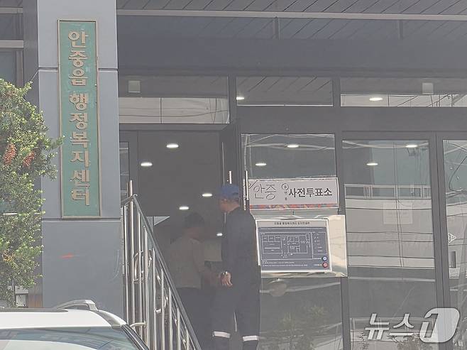 제9회 전국동시지방선거(6·3 지방선거) 사전투표 첫날인 29일 오전 경기 평택시 안중읍행정복지센터 사전투표소에 유권자 발길이 이어지고 있다. 2026.5.29/뉴스1 ⓒ 뉴스1 김기현 기자