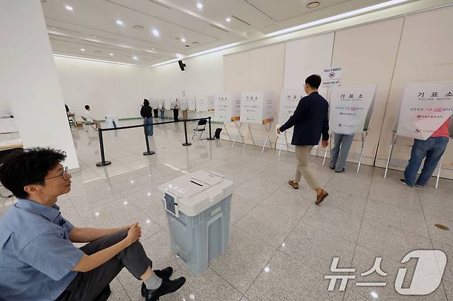전국동시지방선거 사전투표 첫날인 29일 광주 북구 용봉동 사전투표소로 지정된 전남대학교 용지관컨벤션홀에서 시민들이 투표하고 있다. 2026.5.29 ⓒ 뉴스1 박지현 기자