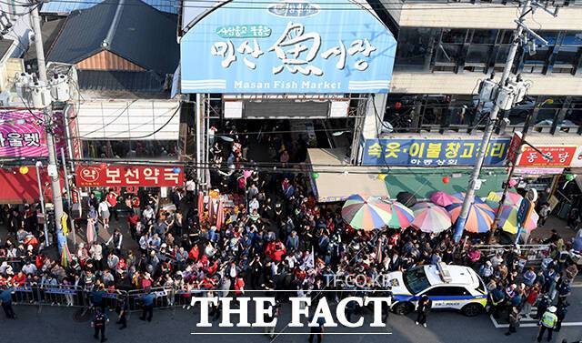 박 전 대통령을 만나기 위해 군집한 인파.