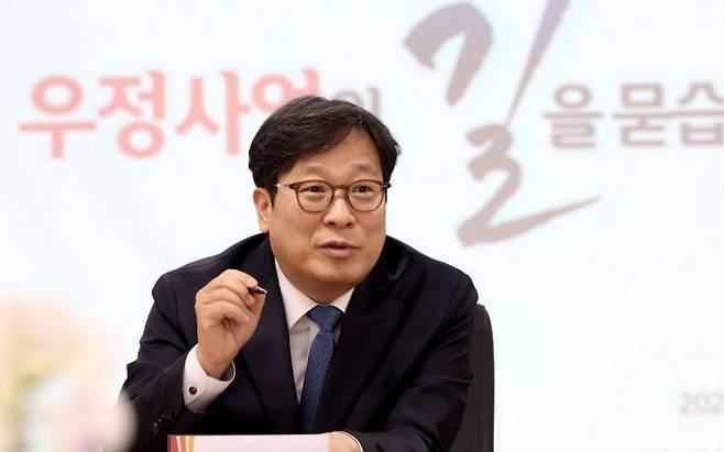 박인환 우본 본부장이 최근 전북지방우정청을 찾아 현장 직원들과 소통하고 있다. 우정사업본부