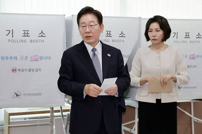 이재명 대통령이 제9회 전국동시지방선거 사전투표 첫날인 29일 서울 종로구 삼청동 주민센터에서 사전 투표 중 기표 도장 관련 문의를 하고 있다. /연합뉴스