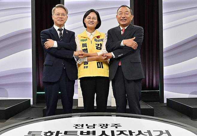28일 KBS광주방송총국 공개홀에서 열린 전남광주통합특별시장 선거 후보자 토론회에 앞서 민주당 민형배(왼쪽부터), 정의당 강은미, 국민의힘 이정현 후보가 사진 촬영하고 있다. 연합뉴스