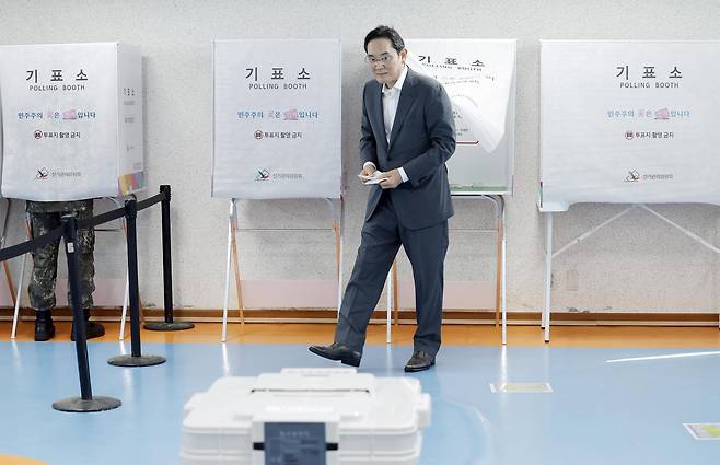 제9회 전국동시지방선거 사전투표 첫 날인 29일 이재용 삼성전자 회장이 서울 용산구 한남동 주민센터에 설치된 사전투표소를 찾아 기표소로 향하고 있다. 2026.05.29 [서울=뉴시스]