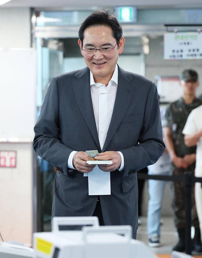 이재용 삼성전자 회장이 제9회 전국동시지방선거 사전투표 첫날인 29일 오전 서울 용산구 한남동주민센터에 마련된 사전투표소에서 한 표를 행사하고 있다. 2026.5.29/뉴스1