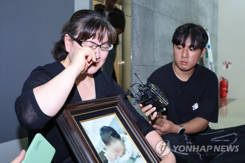권경애 변호사의 재판 불출석으로 소송에서 진 학교폭력 피해자 유족 이기철 씨가 19일 오후 권 변호사에 대한 징계위원회가 열리는 서울 서초구 대한변호사협회 회관에서 인터뷰하던 중 눈물을 흘리고 있다. [연합뉴스]