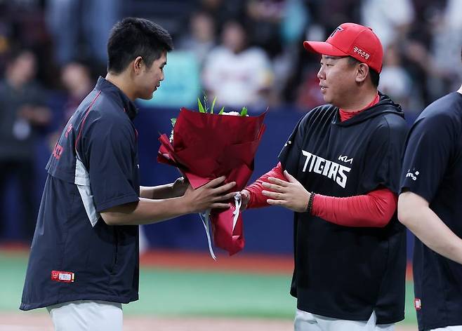 26일 오후 서울 구로구 고척스카이돔에서 열린 2026 프로야구 KIA 타이거즈와 키움 히어로즈의 경기, 5-2로 승리한 KIA 선발투수 김태형이 이범호 감독에게 꽃다발을 받고 있다.뉴시스