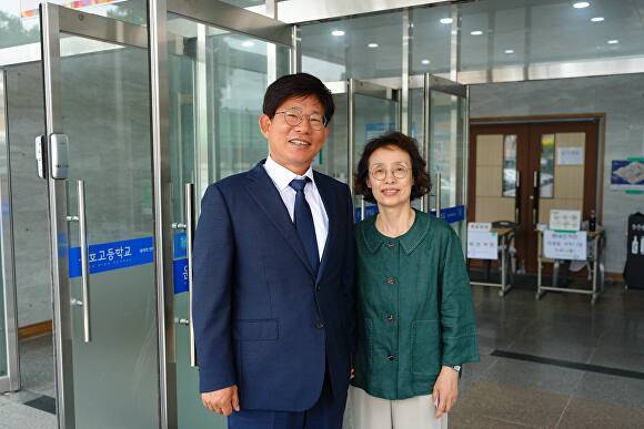 김성근 충북교육감 후보가 29일 부인 신지수 여사와 청주운호고등학교 강당에 마련된 사전투표소 앞에서 기념사진을 찍고 있다. [사진=김성근 후보]