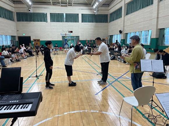 전국교직원노동조합 충북지부가 28일 은여울중학교에서 장학증서를 학생에게 전달하고 있다.  [사진=전국교직원노동조합 충북지부]