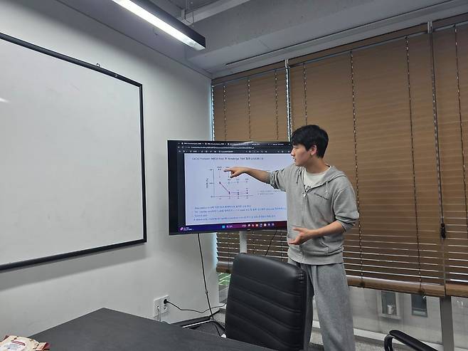 이민형 아스테로모프 대표가 지난 20일 중앙일보와의 인터뷰에서 AI모델 스페이서의 작동 원리를 설명하고 있다. 오현우 기자