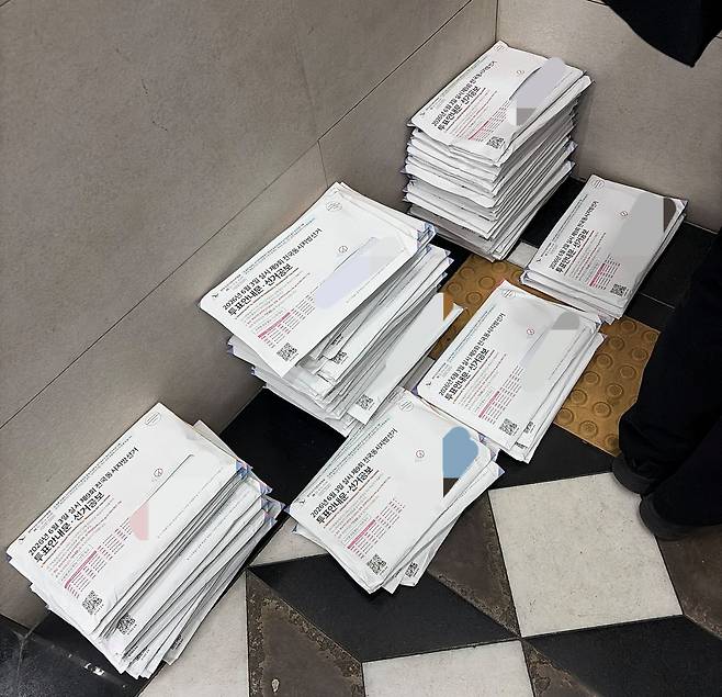 지난 26일 서울 관악구의 한 오피스텔에는 지방선거 공보물이 우편함 대신 엘리베이터 옆에 쌓여있었다. 해당 건물에 거주하는 20대 A씨는 “호실과 이름까지 다 적시 돼 있어 개인 정보가 유출될 까 우려스럽다”고 전했다. 사진 독자