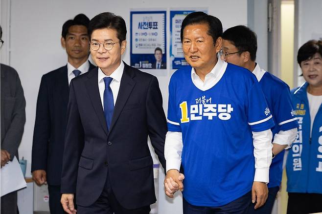 정청래 더불어민주당 대표와 정원오 서울시장 후보가 29일 서울 중구 정원오 서울특별시장 후보 선거사무소에서 열린 서울 현장 중앙선거대책위원회의에 손을 잡고 입장하고 있다. 뉴스1
