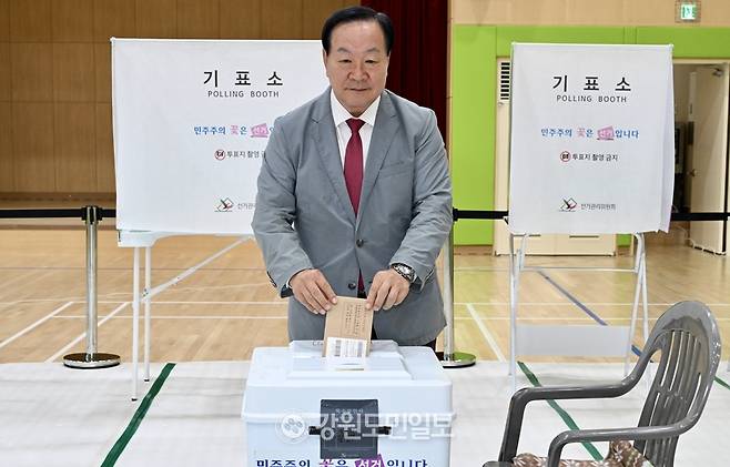 ▲ 국민의힘 한기호 국회의원(춘천·철원·화천·양구을)이 29일 오전 춘천 가산초 1층 체육관에 마련된 동면사전투표소에서 사전투표를 하고 있다. 방도겸 기자