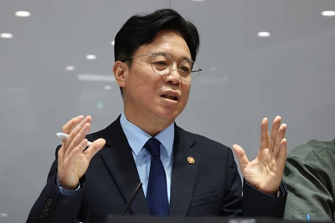 ▲김영훈 고용노동부 장관이 지난 27일 정부세종청사 고용노동부 기자실에서 열린 출입기자단 차담회에서 국민주권정부 1년간 이룬 성과와 삼성전자 노사문제 등 노동 현안에 대해 발언하고 있다. [연합뉴스]