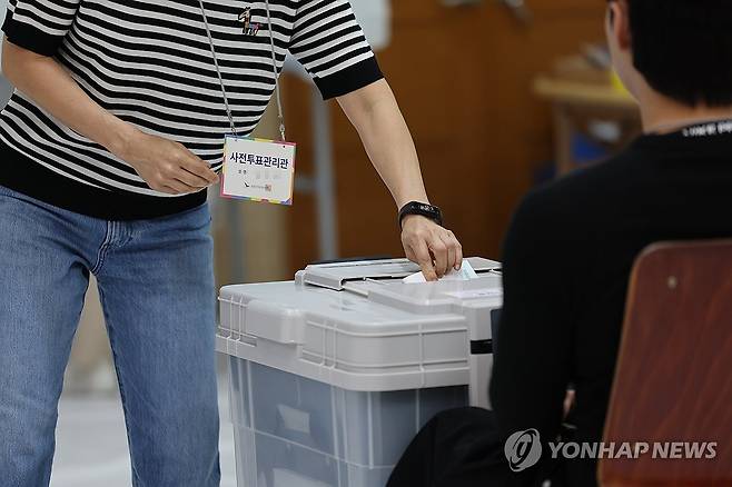 6·3 지방선거 및 국회의원 재·보궐선거 사전투표 첫날인 29일 오전 울산 남구 신정2동 행정복지센터에 마련된 사전투표소의 한 사전투표 관리관이 기표한 투표지를 투표함에 넣고 있다. 연합뉴스