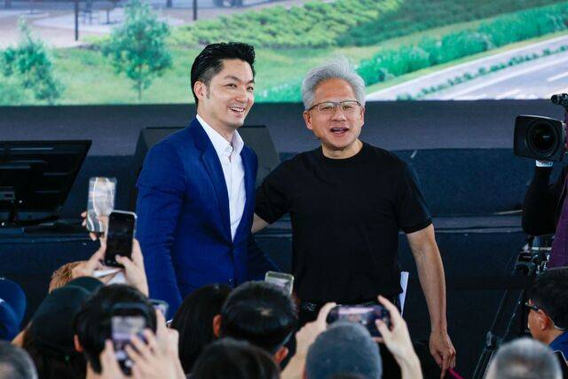 젠슨 황(오른쪽) 엔비디아 최고경영자가 27일 대만 타이베이 베이터우 스린 과학공원에서 열린 대만 본사 직원 콘퍼런스에 참석해 장완안 타이베이 시장과 함께 인사를 나누고 있다. EPA연합뉴스