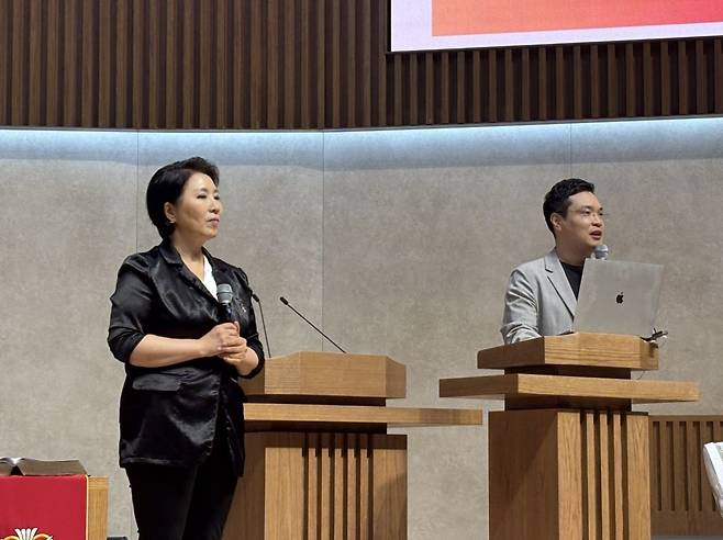 이호선(왼쪽) 숭실사이버대 교수가 29일 서울 영등포구 영은교회에서 강의하고 있다.