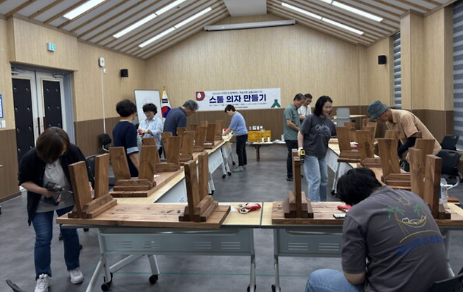 전북 장수군이 지난해 마련한 귀농귀촌 실용교육에 참가한 예비 귀농귀촌인들이 목공예 실습을 하고 있다. 장수군 제공