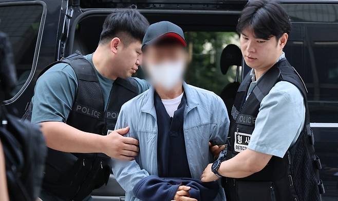 'LG전자 흉기난동' 협력사 직원 구속 심사 출석. 연합뉴스
