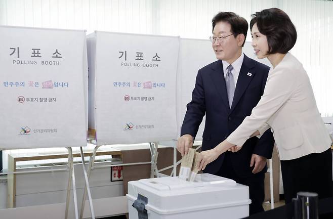 이재명 대통령과 김혜경 여사가 제9회 전국동시지방선거 사전투표 첫날인 29일 서울 종로구 삼청동 주민센터에 마련된 사전투표소에서 투표용지를 투표함에 넣고 있다. 연합뉴스