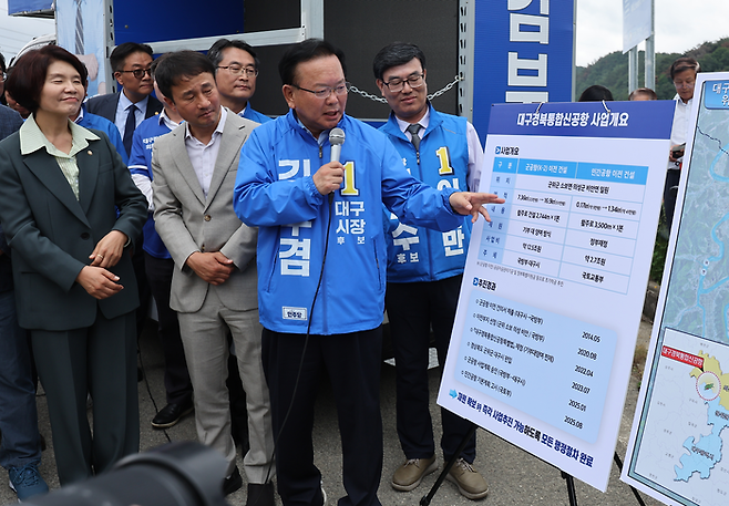김부겸 더불어민주당 대구시장 후보가 28일 대구 군위군 TK 신공항 예정부지에서 브리핑하는 모습을 한병도 민주당 원내대표(앞줄 왼쪽 둘째), 한정애 민주당 정책위의장(앞줄 왼쪽 첫째)이 지켜보고 있다. [연합뉴스]