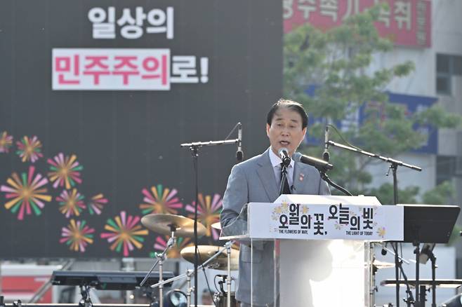 [광주=뉴시스] 이영주 기자 = 권오을 국가보훈부 장관이 17일 오후 광주 동구 5·18민주광장에서 열린 5·18 전야제에 참석해 인사말하고 있다. 2026.05.17 /사진=이영주