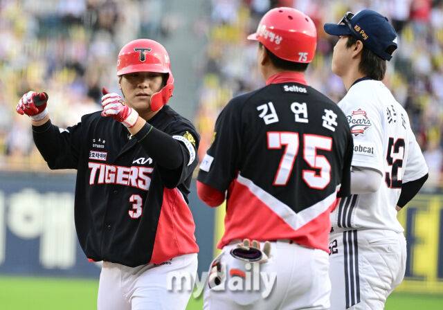 2026년 4월 18일 오후 서울 잠실구장에서 열린 '2026 신한 SOL KBO리그' KIA 타이거즈와 두산 베어스의 경기. KIA 김선빈이 5회초 1사 1,2루서 대타로 나와 1타점 적시타를 친 뒤 기뻐하고 있다./마이데일리