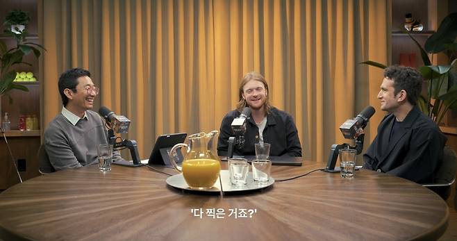 넷플릭스 오리지널 시리즈 ‘성난 사람들’의 이성진 감독과 작곡가 피어니스 오코넬, 제이크 슈라이어 감독이 넷플릭스 공식 팟캐스트에 출연해 이야기를 나누고 있다. [넷플릭스 팟캐스트 갈무리]