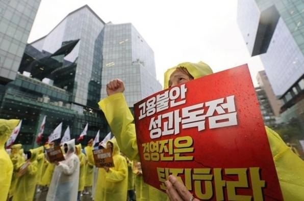 전국화학섬유식품산업노동조합 카카오지회(카카오 노조) 조합원들이 지난 20일 경기도 성남시 판교역 광장에서 ‘2026 임단협 승리 결의대회’를 열고 있다. [연합]
