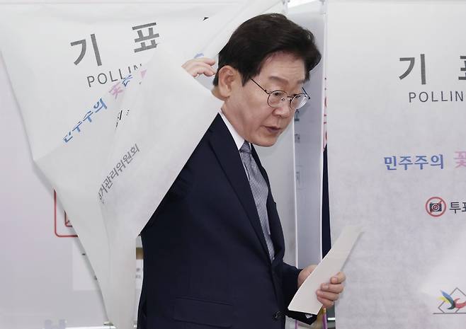 이재명 대통령이 제9회 전국동시지방선거 사전투표 첫날인 29일 서울 종로구 삼청동 주민센터에 마련된 사전투표소에서 투표를 마친 뒤 기표소에서 나오고 있다. [연합]
