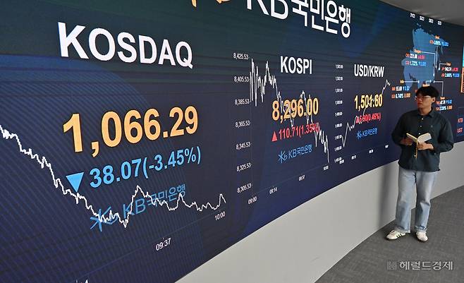 코스피 지수가 29일 미국-이란 종전 기대감에 힘입어 상승 출발했다. 이날 오전 서울 여의도 KB국민은행 딜링룸 전광판에 코스피 지수가 8290선을 기록하고 있다. 임세준 기자