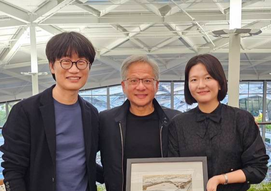 이해진 네이버 창업주 겸 글로벌투자책임자(GIO)가 젠슨 황 엔비디아 최고경영자(CEO)와 지난해 미국 캘리포니아주 산타클라라에 위치한 엔비디아에서 만난 뒤 기념사진을 촬영한 모습. [네이버 제공]