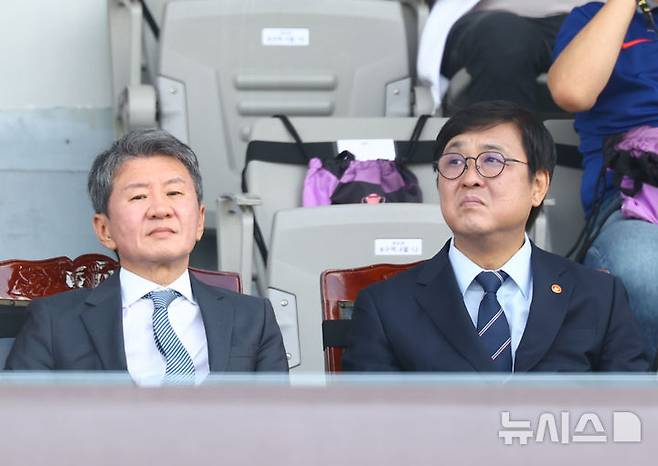 [수원=뉴시스] 황준선 기자 = 23일 오후 경기 수원종합운동장에서 열린 2025~2026시즌 아시아축구연맹(AFC) 여자 챔피언스리그(AWCL) 결승전 도쿄 베르디 벨레자와 내고향여자축구단의 경기, 정몽규(왼쪽) 대한축구협회장과 최휘영 문화체육관광부 장관이 경기를 지켜보고 있다. 2026.05.23. hwang@newsis.com