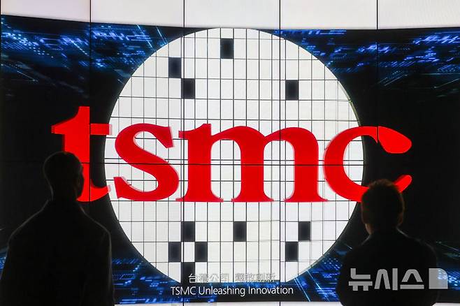 [신주=AP/뉴시스]사진은 2026년 1월29일 대만 신주에 있는TSMC 혁신박물관에서 관람객들이 실리콘, 마이크로칩, 웨이퍼에 관한 소개 영상을 보고 있는 모습. 2026.05.28.