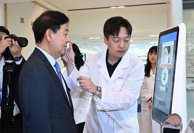 [서울=뉴시스] 김진아 기자 = 구윤철 부총리 겸 재정경제부 장관이 28일 서울 서초구 K-뷰티 제조기업 한국콜마 종합기술원을 방문, 현장을 시찰하며 AI 피부 진단 시연을 하고 있다. (사진=재정경제부 제공) 2026.05.28. photo@newsis.com *재판매 및 DB 금지