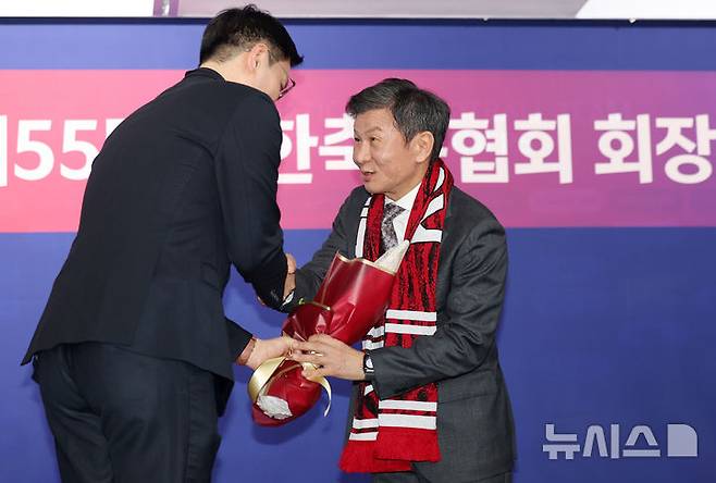 [서울=뉴시스] 김명년 기자 = 정몽규 대한축구협회장이 26일 오후 서울 종로구 축구회관에서 열린 제55대 대한축구협회장 선거에서 당선 후 꽃다발을 받고 있다. 2025.02.26. kmn@newsis.com