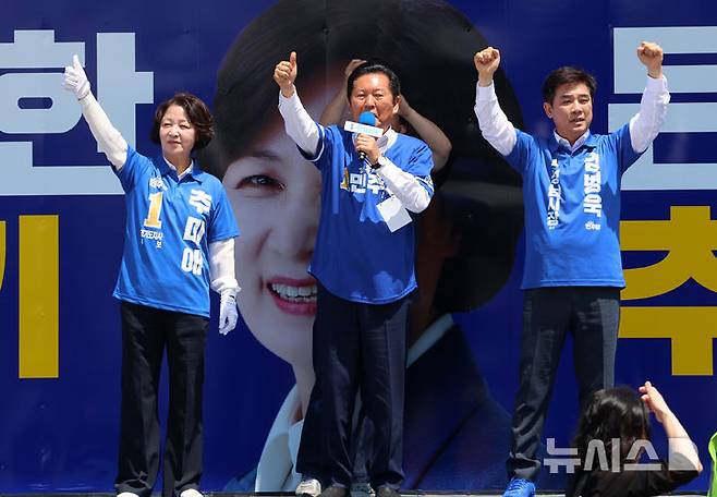 [성남=뉴시스] 이영환 기자 = 정청래 더불어민주당 총괄상임선대위원장이 29일 경기 성남시 모란시장 일대에서 추미애 경기도지사 후보, 김병욱 성남시장 후보 지원유세를 하고 있다. 2026.05.29. 20hwan@newsis.com