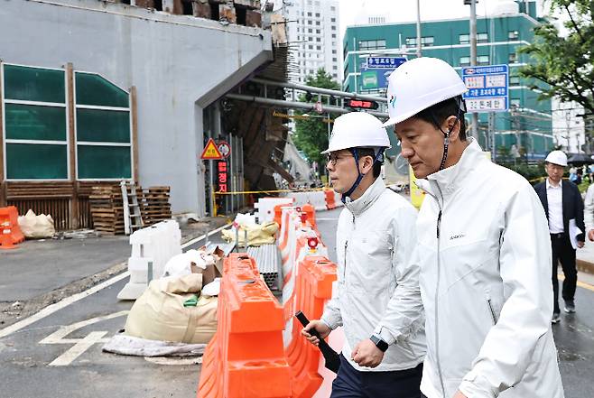 국민의힘 오세훈 서울시장 후보가 28일 서울 서대문구 서소문 고가차도 붕괴 사고 현장을 찾아 현장을 살펴본 뒤 이동하고 있다. 연합뉴스