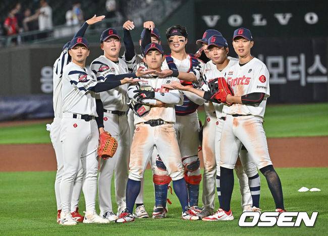 [OSEN=부산, 이석우 기자] 28일 부산 사직야구장에서 2026 신한 SOL KBO 리그 롯데 자이언츠와 LG 트윈스의 경기가 열렸다. 홈팀 롯데는 김진욱이, 방문팀 LG는 이정용이 선발 출전했다.롯데 자이언츠 황성빈과 선수들이 LG 트윈스에 8-5로 승리한 후 기념촬영을 하고 있다. 2026.05.28 / foto0307@osen.co.kr