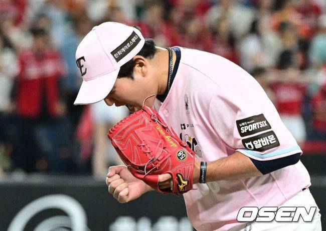 [OSEN=대전, 지형준 기자] 29일 대전 한화생명 볼파크에서 2026 신한 SOL KBO리그 한화 이글스와 SSG 랜더스의 경기가 열렸다.한화는 화이트, SSG은 최원준을 선발로 내세웠다.&nbsp;8회초 수비를 무실점으로 마친 한화 박상원이 기뻐하고 있다. 2026.05.29&nbsp;/ jpnews@osen.co.kr