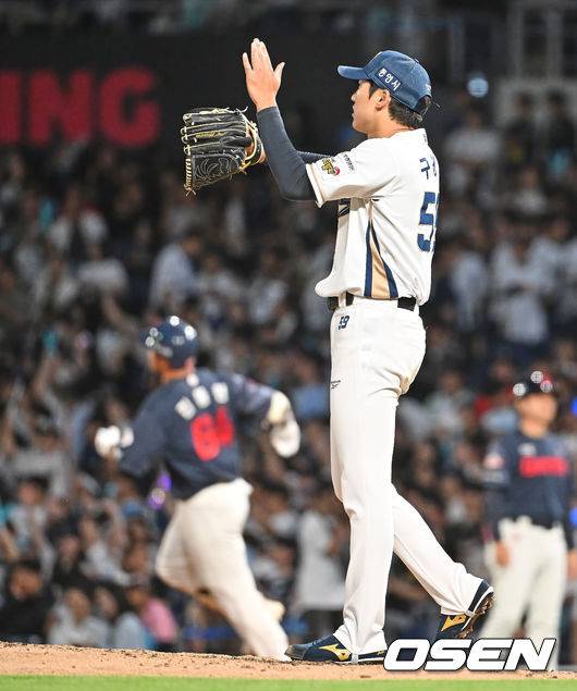 [OSEN=창원, 이석우 기자] 29일 창원NC파크에서 2026 신한 SOL KBO 리그 NC 다이노스와 롯데 자이언츠의 경기가 열렸다. NC 다이노스 선발투수 구창모가 8회초 롯데 자이언츠 김동현의 타구를 잡은 박건우에게 감사하고 있다. 2026.05.29 / foto0307@osen.co.kr