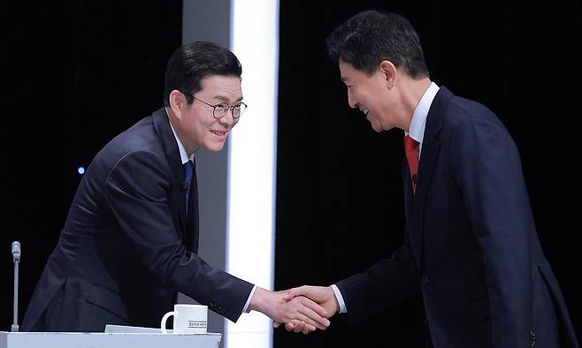 더불어민주당 정원오 서울시장 후보와 국민의힘 오세훈 서울시장 후보가 28일 서울 마포구 SBS 프리즘타워에서 열린 서울특별시장선거 후보자토론회에 앞서 악수를 하고 있다. 공동취재사진