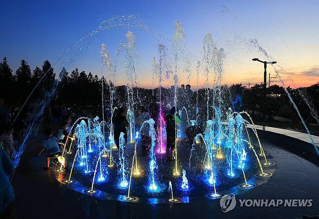 밤더위를 이기는 방법 지난해 7월 23일 오후 제주시 시민복지타운광장 분수대에서 어린이들이 물줄기를 맞으며 밤더위를 식히고 있다. 2025.7.23 atoz@yna.co.kr [연합뉴스 자료사진]