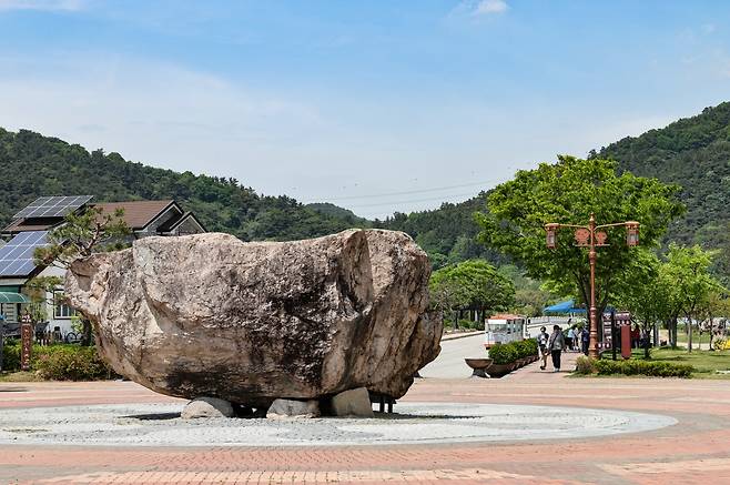 고창 고인돌 유적지 입구의 고인돌[사진/임헌정 기자]