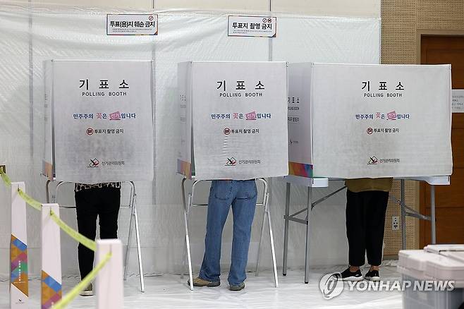 사전투표 시작 (울산=연합뉴스) 장지현 기자 = 6·3 지방선거 및 국회의원 재·보궐선거 사전투표 첫날인 29일 오전 울산 남구 신정2동 행정복지센터에 마련된 사전투표소에서 유권자들이 투표용지에 기표하고 있다. 2026.5.29 jjang23@yna.co.kr